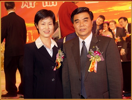 中山市市委書記、人大主任崔國潮先生與華策集團董事局主席助理許文女士合影 中山市市委書記、人大主任崔國潮先生與華策集團董事局主席助理許文女士合影