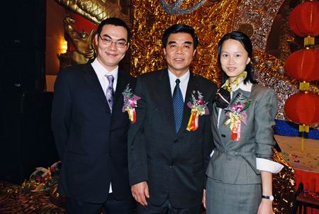 珠海市常務副市長冼文先生與美國華策公司董事長于愛娣女士在晚會現場、左為華策集團董事局副主席楊智雄,右為華策集團銷售總監楊影菲女士 珠海市常務副市長冼文先生與美國華策公司董事長于愛娣女士在晚會現場、左為華策集團董事局副主席楊智雄,右為華策集團銷售總監楊影菲女士