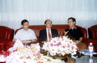 圖為市委書記黃道偉(右一)、市長湯世保(左一)在南寧機場貴賓廳會見美國美豐銀行董事長李文裕(中)。本報記者 黎均富攝 圖為市委書記黃道偉(右一)、市長湯世保(左一)在南寧機場貴賓廳會見美國美豐銀行董事長李文裕(中)。本報記者 黎均富攝