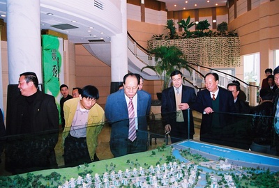 考察團在參觀和了解項目建設(shè)情況 考察團在參觀和了解項目建設(shè)情況