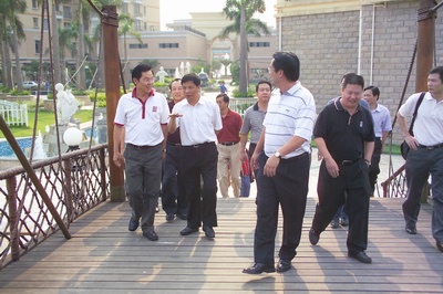 代表團參觀中山古鎮(zhèn)燈都華廷