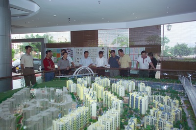 代表團參觀藍波灣小區(qū)